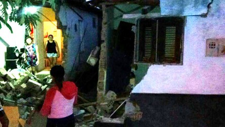   Caminhão estacionado desce rua e destrói casas em Rafael Fernandes