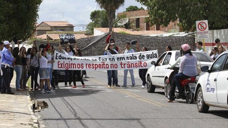   Após acidente, estudantes protestam por respeito no trânsito