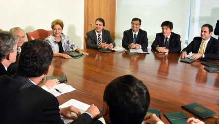   Dilma se reúne com governadores em busca de apoio no congresso