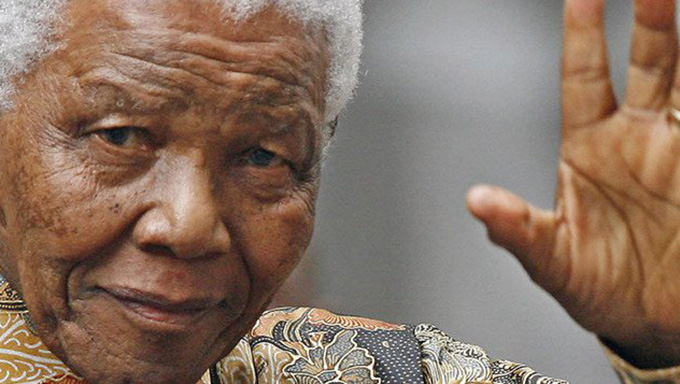   Mandela nasceu em 1918, na atual província de Cabo Leste, e viveu 27 de seus 95 anos de vida na prisão – vítima da extrema direita branca que governou o África do Sul na década de 1950