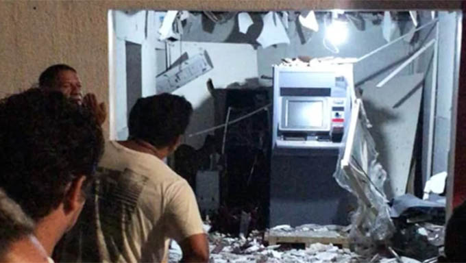   Curiosos entram nos locais que foram explodidos para observar o estrago no Caixa Eletrônico