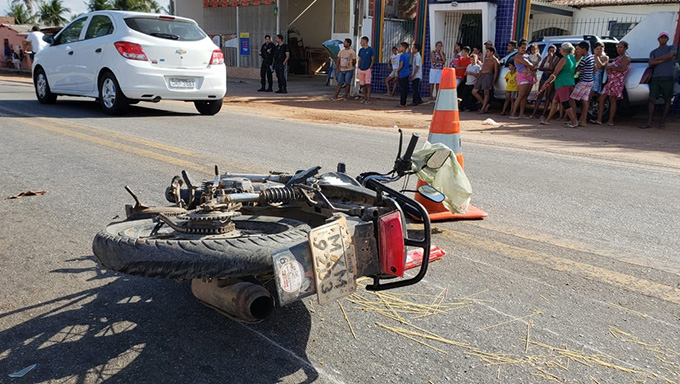   Mãe e filho de um ano seguiam com o pai da criança na mesma moto, todos sem capacete