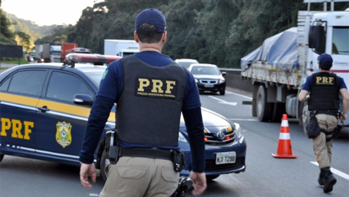   O edital oferta 500 vagas para policial rodoviário federal com remuneração inicial de R$ 9.473,57, incluindo auxílio-alimentação de R$ 458