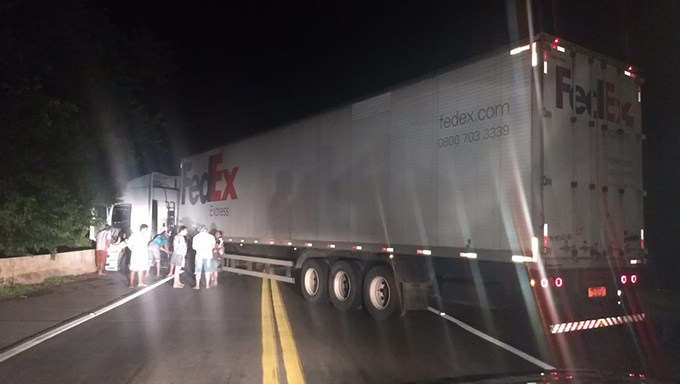   Com a estrada interditada, motoristas que trafegavam no local precisavam parar e eram abordados pelos criminosos