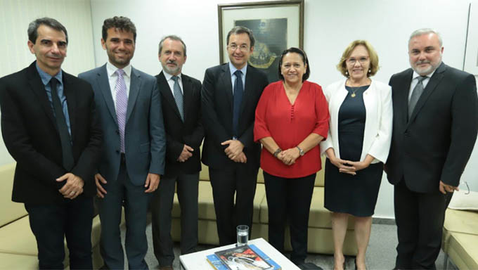   Ao Centro, Jorge Arruda, presidente da Infraamérica, e a governadora eleita Fátima Bezerra