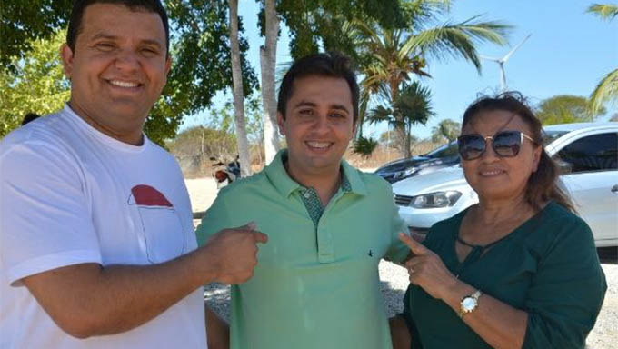   Adriano recebeu apoio do prefeito cassado e também da vice-prefeita