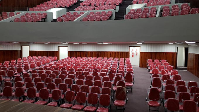   A capacidade do Teatro Lauro Monte Filho é de 483 pessoas. A reforma contemplou um moderno sistema de som com entrada digital
