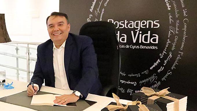   Postagens da vida - Crônicas de Cyrus Benavides é o primeiro livro do mossoroense, advogado, professor