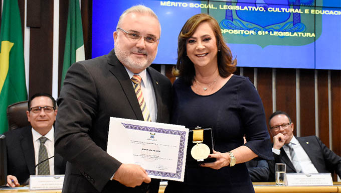 Imagem 1 -  [HOMENAGEM] O futuro senador Jean-Paul Prates recebe honraria das mãos da deputada Márcia Maia