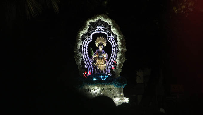   Imagem de Santa Luzia no andor toda iluminada com lâmpadas de led