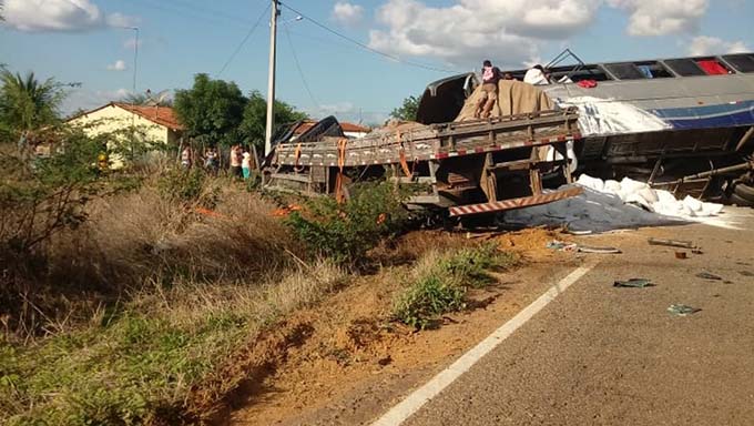   Conforme a Secretaria da Segurança Pública e Defesa Social (SSPDS), os primeiros levantamentos apontaram que o ônibus de passageiros colidiu de frente com o caminhão