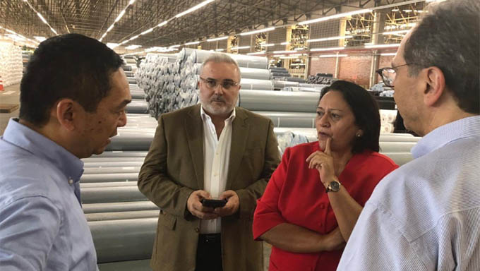   Empresários conversando com Fátima Bezerra e Jean-Paul Prates