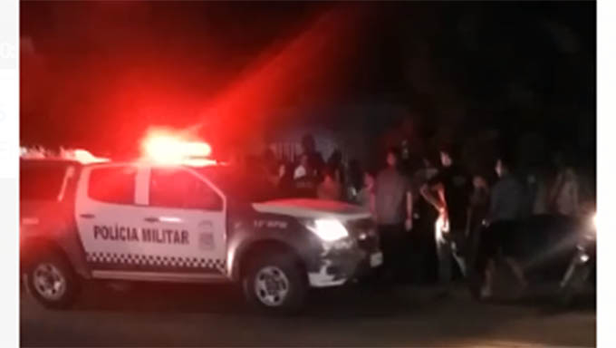   PM já se encontra no local do crime tentando afastar os curiosos para o trabalho de perícia e remoção do corpo