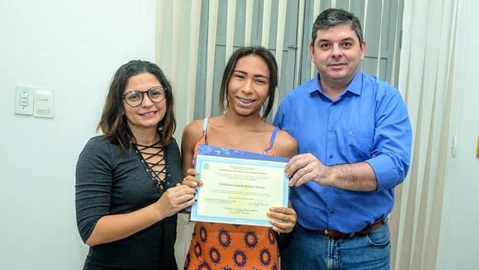    Glendha ao lado do reitor Pedro Fernandes, foi a primeira estudante beneficiada com a Resolução nº 22/2016, que assegura o uso do nome social