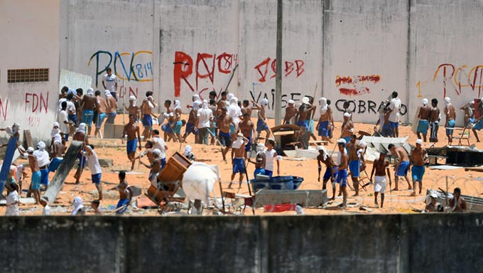   O Estado foi condenado a pagar R$ 40 mil, mais juros e correção monetária, de indenização à mãe do preso Felipe Renê Lima de Oliveira, um dos 26 detentos mortos en Alcaçuz