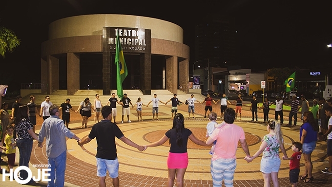   Os bolsonaristas durante oração na praça Cícero Dias pedindo por paz logo após a facada do então candidato Jair Bolsonaro, em setembro