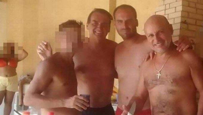 Imagem 1 -  Fabrício Queiroz com Jair Bolsonaro e seu filho Eduardo em um churrasco