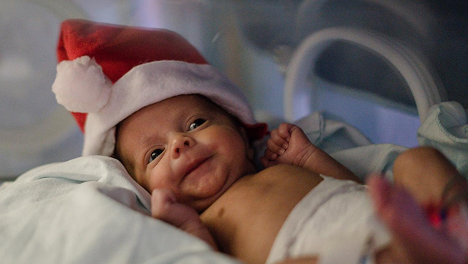   [NO CLIMA DE NATAL] No Ceará, bebês são fotografados na UTI Neo Natal com gorrinhos e luzes natalinas. A sessão serviu para mostrar a rotina de mães e bebês internados e fazer os primeiros registros dessas crianças