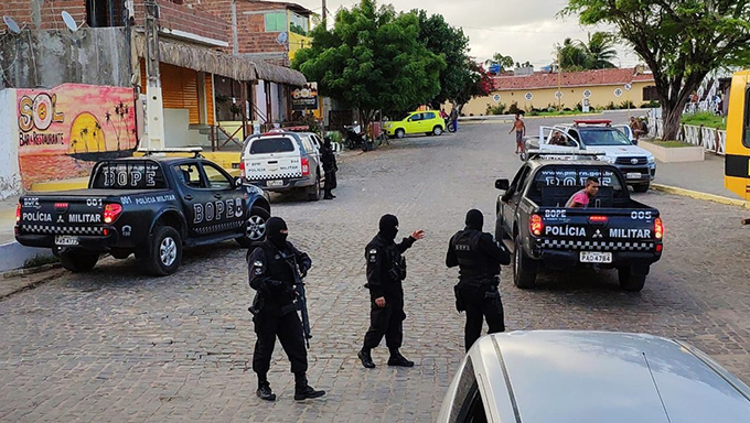   Em Angicos e Baía Formosa, a operação 'Lei e Ordem' cumpriu seis mandados de busca e apreensão de armas e drogas