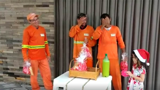   Garis se emocionam ao receber presentes e ganhar café da manhã de menina