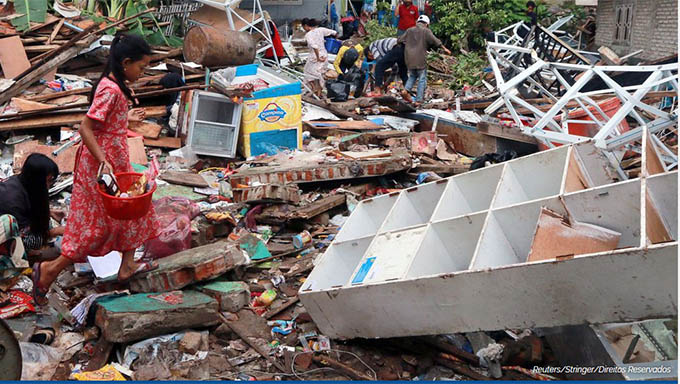   Ondas de cinco metros destruíram mais de 800 casas, 73 hotéis e pelo menos 434 navios na costa da Indonésia