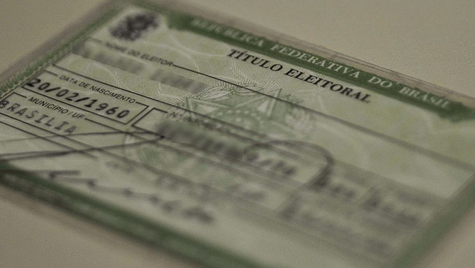   Segundo o Tribunal Superior Eleieotral (TSE), o não comparecimento injustificado no dia da eleição é irregularidade punível com multa