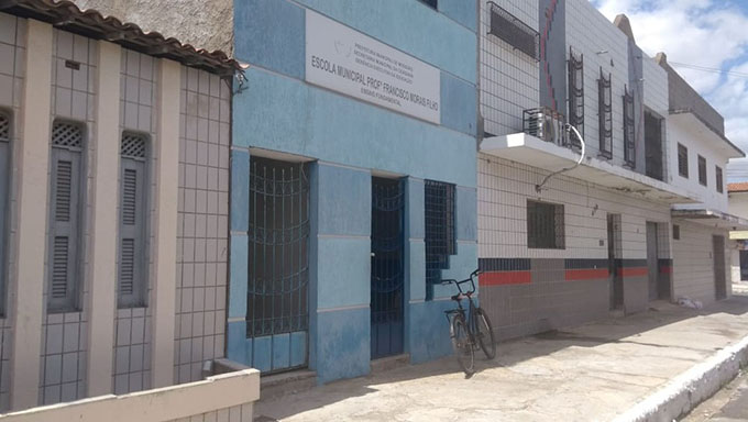   Criminosos assaltaram cerca de 20 pessoas que formavam uma fila para realizar as matrículas dos filhos em uma escola municipal de Mossoró. O caso aconteceu no início da manhã desta quarta-feira (26), por volta das 5h, na Escola Municipal Professor Francisco Morais Filho, no bairro Barrocas