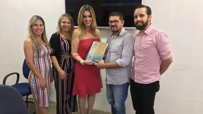   A secretária de Educação do RN, Cláudia Santa Rosas realizou a entrega das Referências Básicas