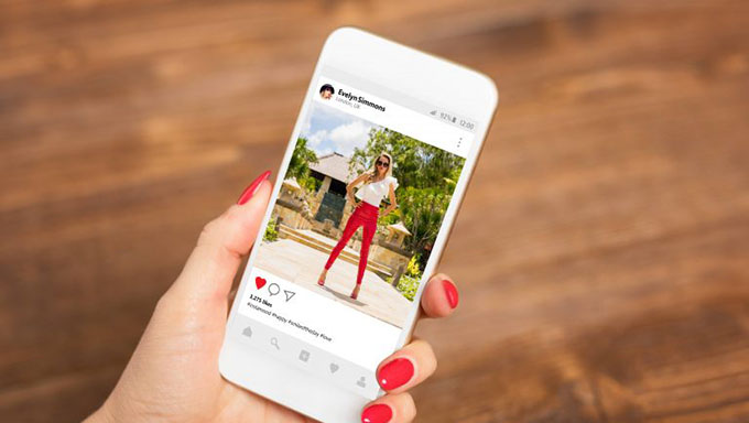   Alguns usuários receberam uma atualização do Instagram que tornava a visualização do feed delas da vertical para a horizontal. Porém, dentro do perfil seguia vertical a orientação visual