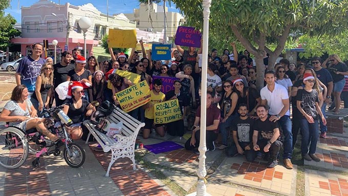   Dezenas de estagiários atingidos pela medida da prefeita Rosalba Ciarlini de rescindir seus contratos realizaram na manhã desta sexta-feira (28), um protesto em frente à Secretaria de Administração do Município: "Presente da Rosa de Hiroshima"