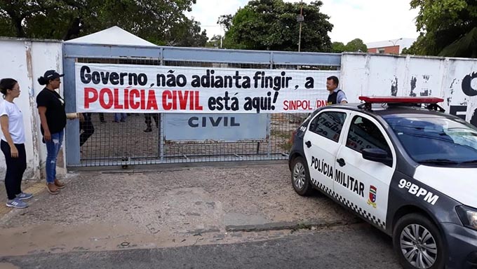   Policiais Civis durante protesto pelo pagamento do 13º salário de 2017 