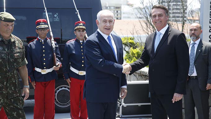   O primeiro-ministro israelense, Benjamin Netanyahu, desembarcou na final da manhã de hoje (28) na Base Aérea do Galeão, no Rio de Janeiro, para uma visita de cinco dias ao Brasil