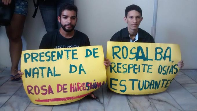   Estagiários durante o protesto que aconteceu nesta sexta-feira (28) pela manhã: prefeitura decidiu manter os contratos
