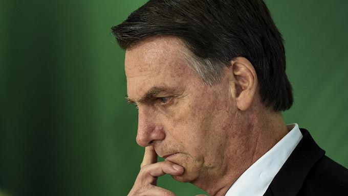   Bolsonaro: "Por decreto pretendemos garantir a posse de arma de fogo para o cidadão sem antecedentes criminais, bem como tornar seu registo definitivo"