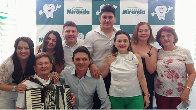   Sr. Antônio Miranda, segurando seu acordeon, ladeado pelos filhos: Dra Vânia Miranda, Lívia Miranda (Maxmil imóveis), Dr Evandro Miranda, Tony Miranda, Lane Miranda, Fabia Miranda e Ivonete Miranda (mãe).