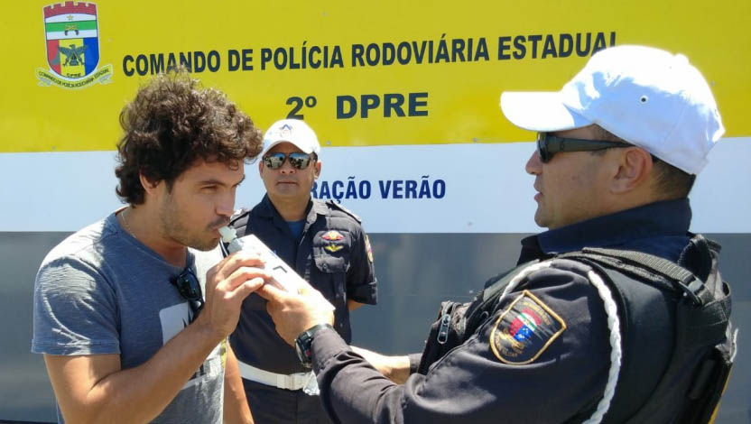   Policiais estão fazendo bafômetro, verificando as condições de uso dos veículos e também a documentação exigida por lei