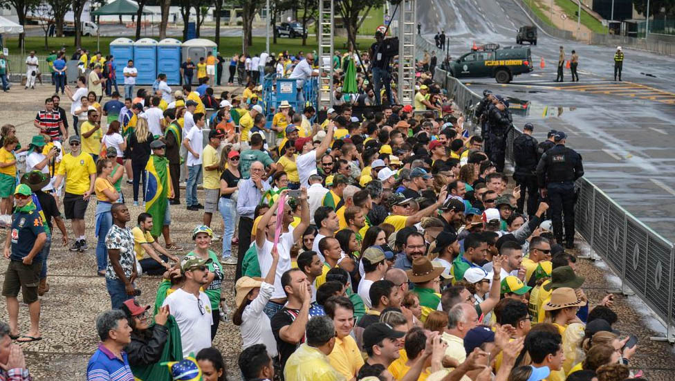   Público já está na Praça dos Três Poderes para posse de Bolsonaro