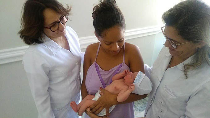 Imagem 1 -  Jakcionara recebeu orientação das assistentes sociais Neide e Jaqueline para fazer todos os exames, realizar as vacinas e orientar o marido a fazer o registro antes de sair da maternidade