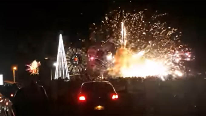   A explosão no solo terminou por ferir as pessoas que estavam assistindo com pedras e estilhaços