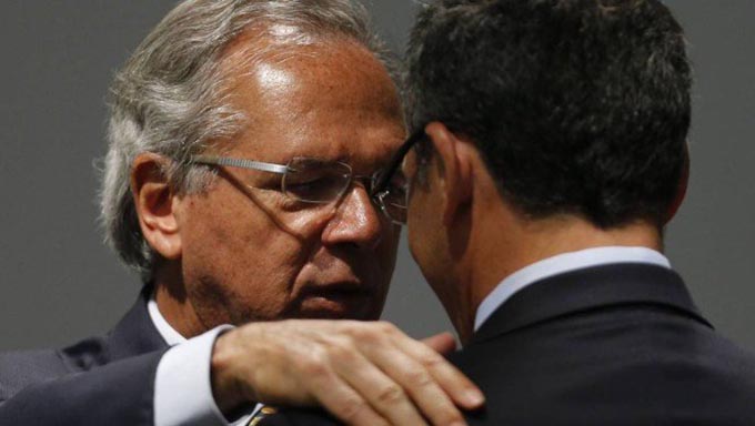   o assumir Ministério da Economia, Paulo Guedes cumprimenta o ex-ministro da Fazenda, Eduardo Guardia
