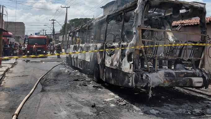    Frota de ônibus é reduzida em Fortaleza após 6º ataque criminoso contra coletivos. O mais recente foi no fim da manhã, na Av. Cônego de Castro, no Parque Santa Rosa, a dois quarteirões de onde foi registrado o segundo incêndio a coletivo. O primeiro ocorreu ainda na noite de quarta, no Bairro Edson Queiroz