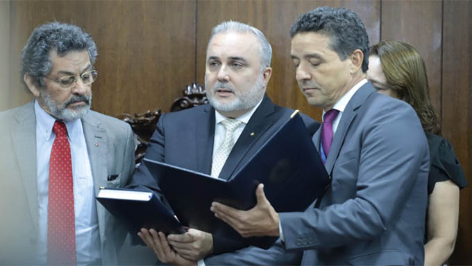  Jean-Paul Prates toma posse no cargo de senador para quatro anos de mandato 
