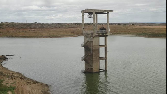   Barragem Armando Ribeiro Gonçalves, que abastece 40 cidades do RN, está com pouco mais de 20% de sua capacidade devido aos seis anos de secas seguidos