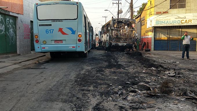   Os ataques no Estado do Ceará começaram pela região metropolitana de Fortaleza, com queimas de ônibus, ataques a prédios públicos e até viadutos