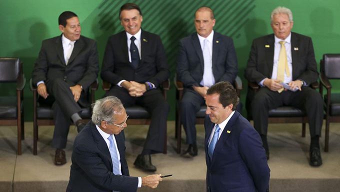   O novo presidente da Caixa Econômica Federal, Paulo Guimarães, anunciou nesta segunda-feira (7) que a instituição deverá vender participações em áreas como seguros e loterias