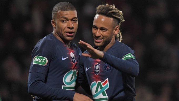   O CIES Football Observatory divulgou, nesta segunda-feira, sua lista dos 100 jogadores mais valiosos do mundo. Nela, estão 13 brasileiros que atuam em cinco ligas da Europa. O craque Neymar, do Paris Saint-Germain, é o melhor colocado, na terceira posição geral, atrás do francês Kylian Mbappé