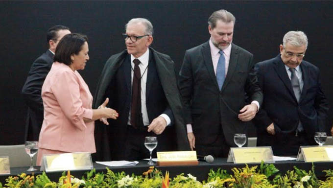  Governadora Fátima Bezerra cumprimenta o novo presidente do TJRN, em solenidade que contou com a presença do ministro Dias Tóffoli, presidente do STF