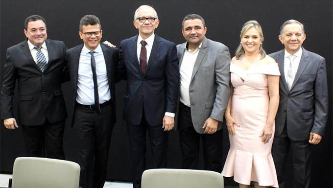   Prefeito Josivan Bibiano, da Serra do Mel; Juninho Alves, de Caraúbas; Naldinho, de Tibau, com o novo presidente do TJRN