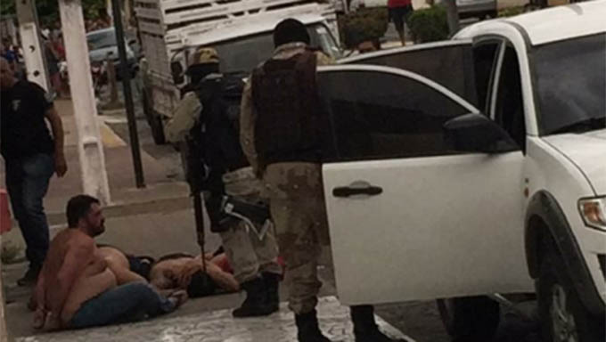 Imagem 1 -  Suspeitos foram presos no Centro da cidade de Patu numa camioneta branca e portavam uma pistola calibre 380, possivelmente a usada no crime