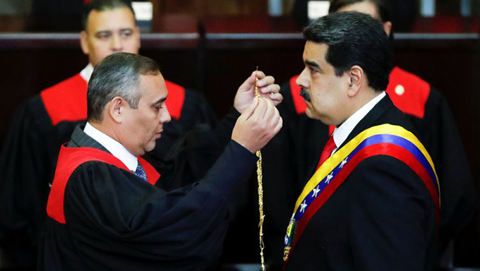   Em cerimônia no Tribunal Supremo de Justiça (TSJ), o presidente da Venezuela, Nicolas Maduro, tomou posse hoje (10) para um novo mandato, que se estenderá até 2025